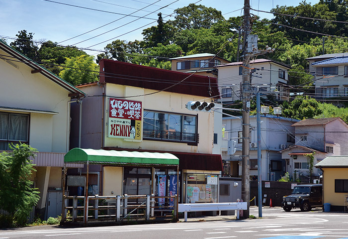 真鶴駅前に店を構える「真鶴ピザ食堂KENNY」。干物を使ったピザ、塩辛を用いたパスタなど港町ならではのメニューが並ぶ