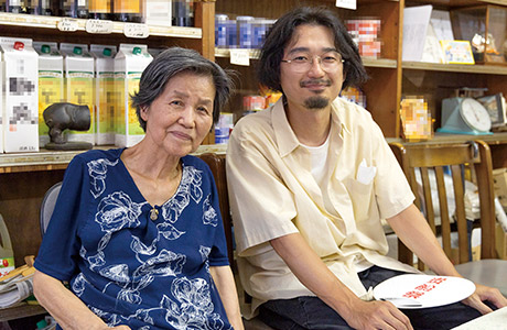 「真鶴まちなーれ」をきっかけに真鶴へ移住した絵描きの山田将志さん（右）と草柳文江さん（左）。実の親子のように仲がいい