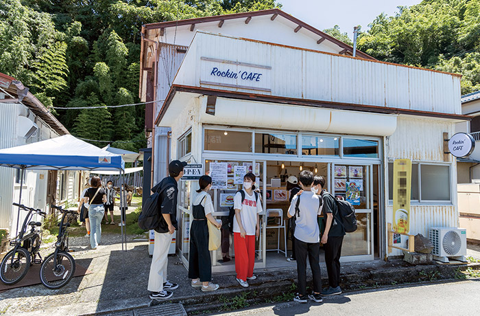 山下拓未さんが活動拠点とする岩地区の「Rockin' Village」。コワーキングスペースやゲストルーム、カフェなどを運営