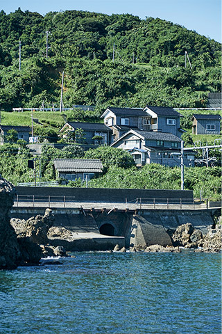 かつては海辺に民宿がひしめき観光客の絶えなかった笠島