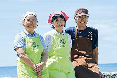 田村さい子さん（左）は現役の海女。「海辺のキッチン倶楽部 もく」代表の黒﨑朝子さん（中央）と夫の裕人さん 