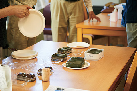 茶話会では各自で練ったえごを試食 