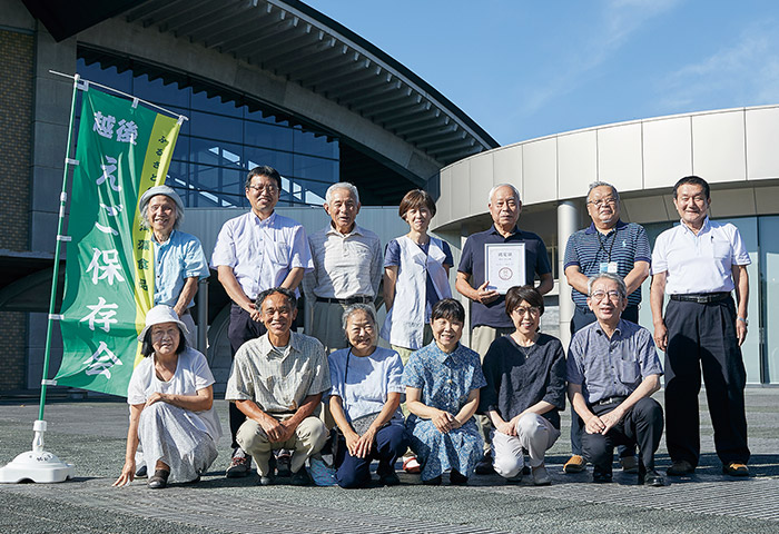 「越後えご保存会」のメンバー。前列右が代表の猪貝克浩さん