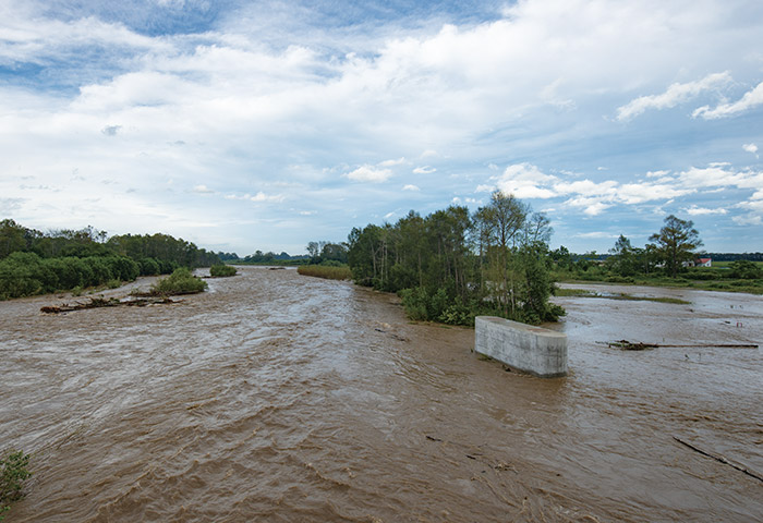 前々日の豪雨による出水で川幅が広がった札内川。ふだんは清流として知られる
