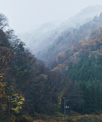 海岸から見た佐渡の山。海沿いは雨でも山は雪。標高差がよくわかる