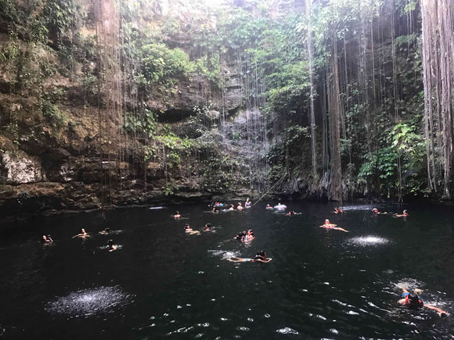 セノーテで泳ぐ人びと、水中から地上を見上げた神秘的な光景など印象的なシーンが相次ぐ映画『セノーテ』。さらに独白のようなナレーションが入ることで、時空を超えたかのような錯覚に陥る　提供：スリーピン