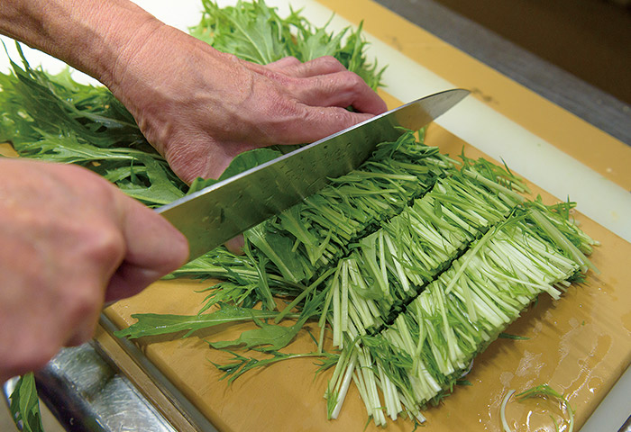 ［１］水菜をきれいに洗ったら、4〜5cm幅の食べやすい大きさに切る。1人分の目安は約2株