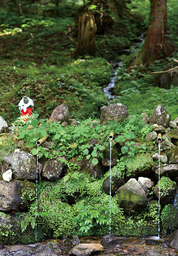 昔から参拝に向かう人びとの喉を潤してきた「恐山冷水」。清冽なその水は「不老水」とも呼ばれる