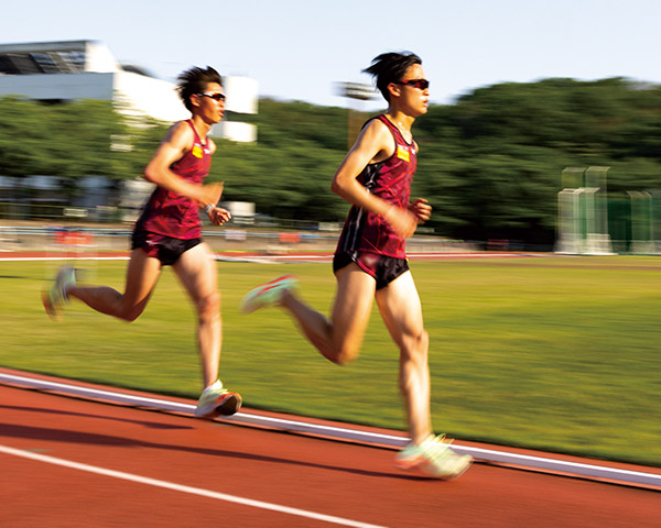 400ｍを走り、いったんスピードを緩め、また400ｍを走るインターバル走を行なう2人の選手