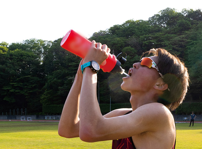 用意されたボトルから水を飲む