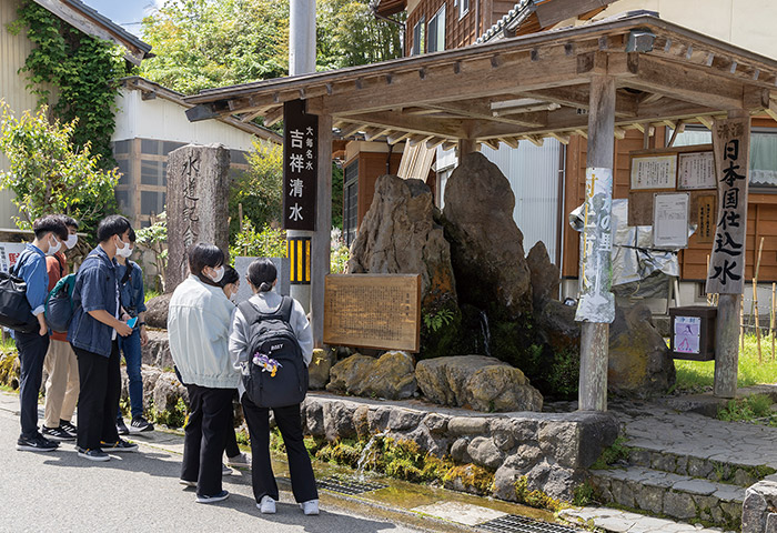 平成の名水百選に選定されている「吉祥清水」。年間約2万人が水を汲みに来ているという