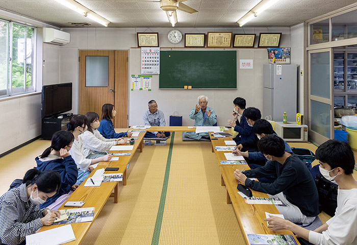 大毎集落開発センターで話を聞く野田さんとゼミ生たち