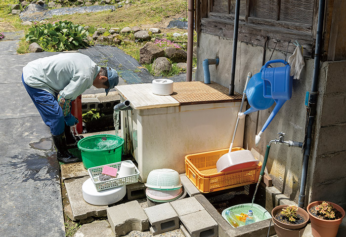 集落内を歩いて調査。地域の人に声をかけて話を聞く