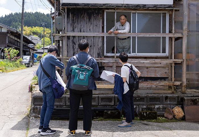 集落内を歩いて調査。地域の人に声をかけて話を聞く