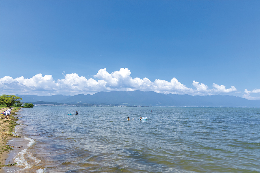 人びとが集う琵琶湖の浜辺。野洲市のマイアミ浜にもほど近い