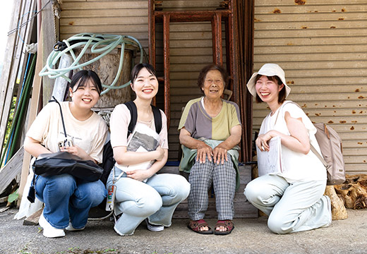 お話をお聞きした加藤キヨコさん（右から２人目）を囲むゼミ生とミツカン若手社員