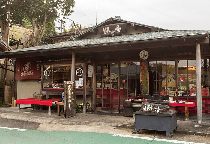 石山寺山門前に店を構える至誠庵。自家製ふなずし、湖魚佃煮を製造・販売している