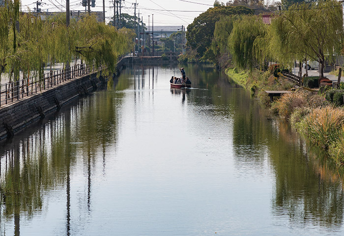 「水郷」の名にふさわしい柳川の風景。人びとの活動が掘割を守った