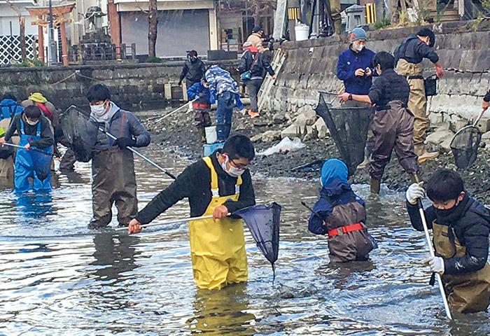 掘割を清掃するNPO法人SPERA森里海・時代を拓くのメンバーたち