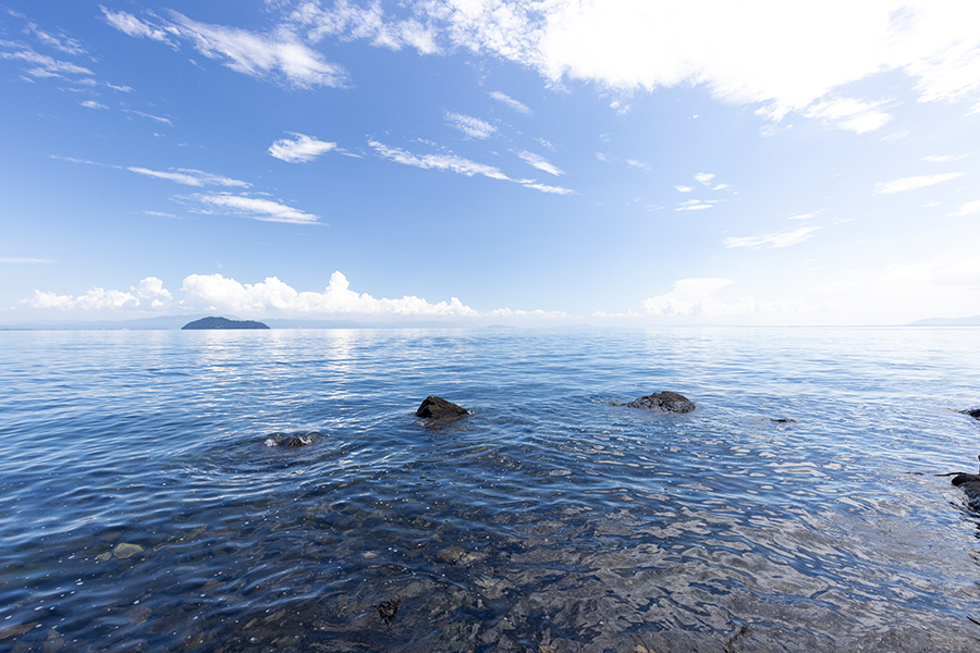 まるで海のように波が打ち寄せる琵琶湖の水辺