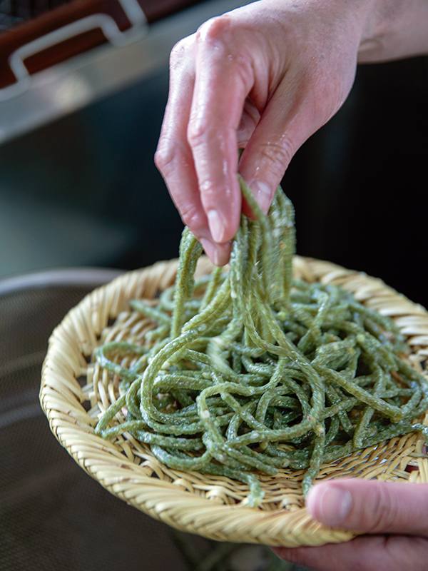 多年生の宿根ソバ「シャクチリソバ」の葉も一緒に練り込んだ「シャクチリ曼荼羅そば」撮影協力：蕎麦 きし野