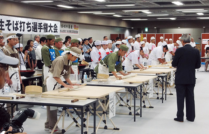 毎年8月に東京で開かれる「全国高校生そば打ち選手権大会」。2023年は福井市の啓新高等学校が優勝した