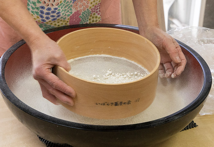 ①篩（ふるい）通し そば粉の半分を篩にかけ、つなぎの小麦粉、最後に残りのそば粉の順に木鉢に入れて混ぜる