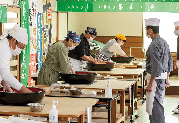 真剣な面持ちでそばを打つ講習会の参加者たち。茨城県内だけでなく、埼玉県や千葉県からも訪れる