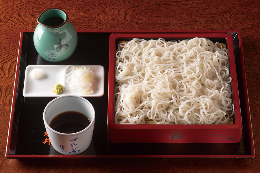 ソバの実の芯の部分だけを用いることで麺がくっつきにくいうえ、見た目も美しい「さらしなそば」