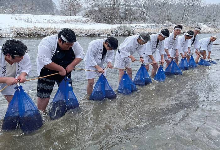 厳しい寒さのなか、「寒ざらしそば」のために一ノ戸川に入って玄ソバを浸す人びと　提供：喜多方市山都総合支所