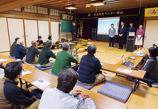 学生たちがリハーサルを重ねて臨んだ「研究成果発表会」。インターンや就職活動で現地に来られなかった学生はリモートで参加