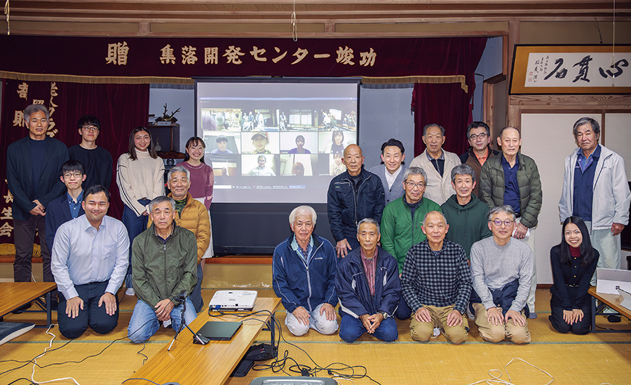 研究成果発表会に参加してくださった大毎集落の皆さん。スクリーンには当日参加できなかった学生たちの姿も