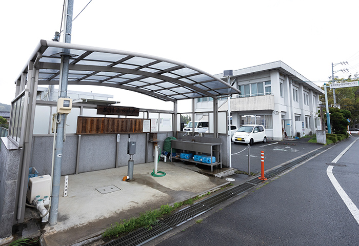 手前が「蔵清水の井戸」で、奥の白い建物が蔵持市民センター
