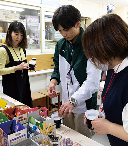 「蔵清水カフェ」はセルフ方式。さまざまな飲みものが用意されているので目移りしてしまう