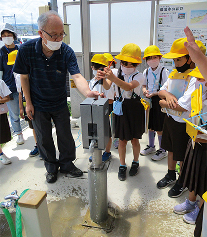 授業の一環で「蔵清水の井戸」を訪ねた名張市内の小学生たち