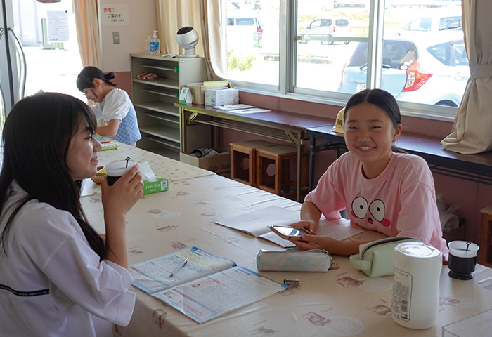 「蔵清水カフェ」で夏休みの宿題に取り組む地元の子どもたち 提供：蔵持市民センター