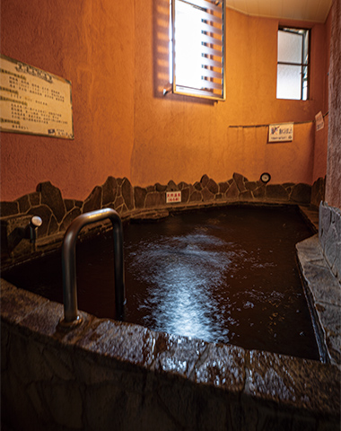 黒褐色の湯は「黒湯」と呼ばれる海洋性の温泉で、大田区内のいくつかの銭湯に湧き出ている。