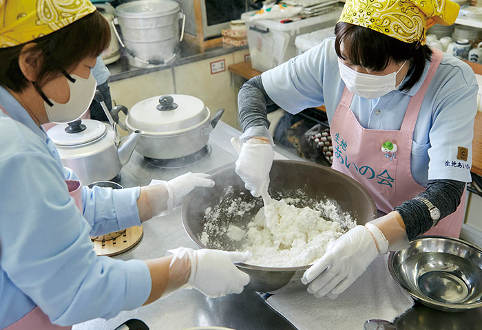 ［１］上新粉（富山産）と片栗粉（北海道産）を5対1の割合で混ぜた粉に熱湯を注いで練る