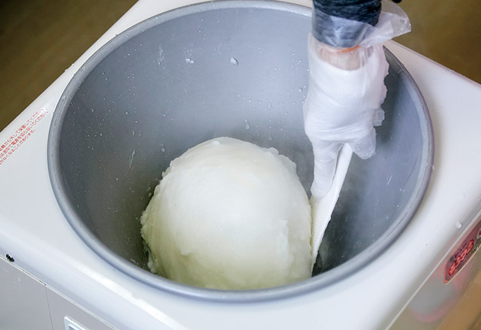 ［３］餅つき機へ投入し1～2分搗く。さし水をするとつややかに仕上がる