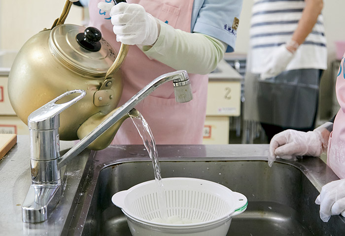 ［７］粉をふるって落とし、冷たい水で洗う（やかんの水は生地の掘り抜きの水）