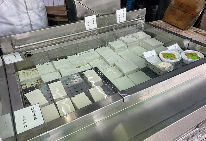 映画のロケ地にもなった京都市北区「大徳寺 京豆腐 小川」。地下水で豆腐を製造している