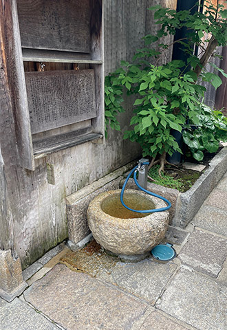 生麩専門店「麩嘉（ふうか）」が一般開放している「新・滋野井（しげのい）」。枯れた井戸を地下60ｍまで掘り直したもの