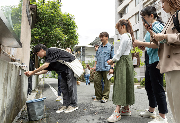 銅駝水の味を確かめる学生たち