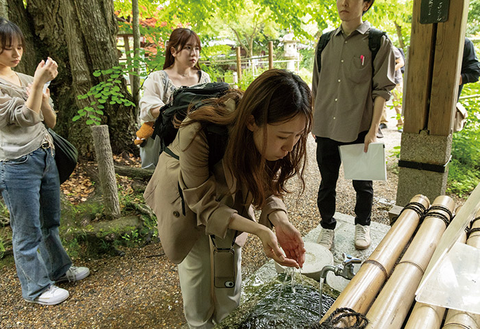 梨木神社の境内にある「染井」。宮中御用の染所として、この染井の水が用いられたと伝わる