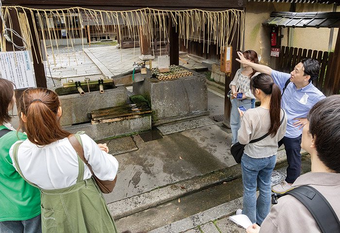 下御霊神社の「御霊水」。持ち帰る水の量に関して「1日1回のみ20Lまで」と注意書きがある
