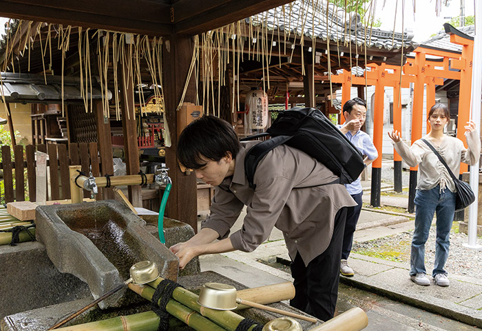 下御霊神社の「御霊水」。持ち帰る水の量に関して「1日1回のみ20Lまで」と注意書きがある