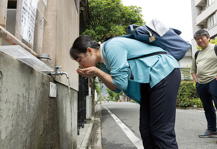 銅駝水の味を確かめる学生たち