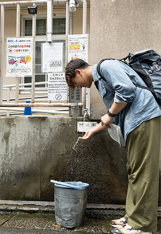 銅駝水の味を確かめる学生たち