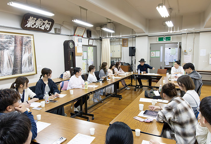 銅駝自治連合会の役員に話を聞く学生たちとミツカン若手社員