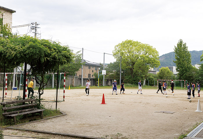  銅駝校のグラウンドでサッカーを楽しむ人たち。基本的には銅駝学区の住民だけが利用できる
